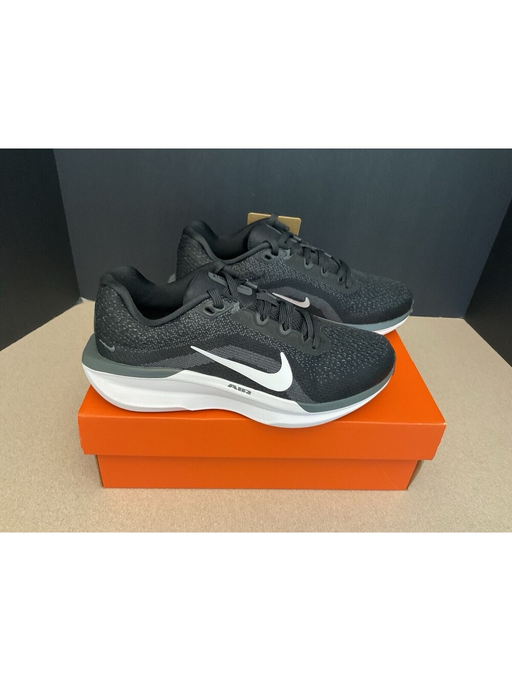 New! Womens Nike Air Winflo 11 Black/White Athletic Shoes. Size 6. Nice Shoes!!!